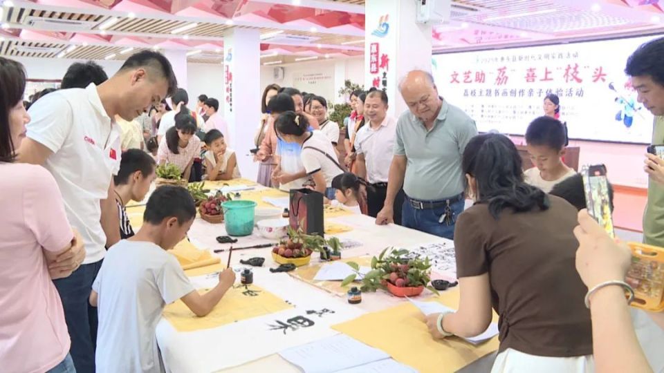 書畫來(lái)助'荔'！惠東親子家庭體驗(yàn)荔枝文藝作品創(chuàng)作 組織文化藝術(shù)交流活動(dòng)